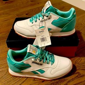 Rebook Classic Leather Shoes size 6 youth/7.5 Women’s